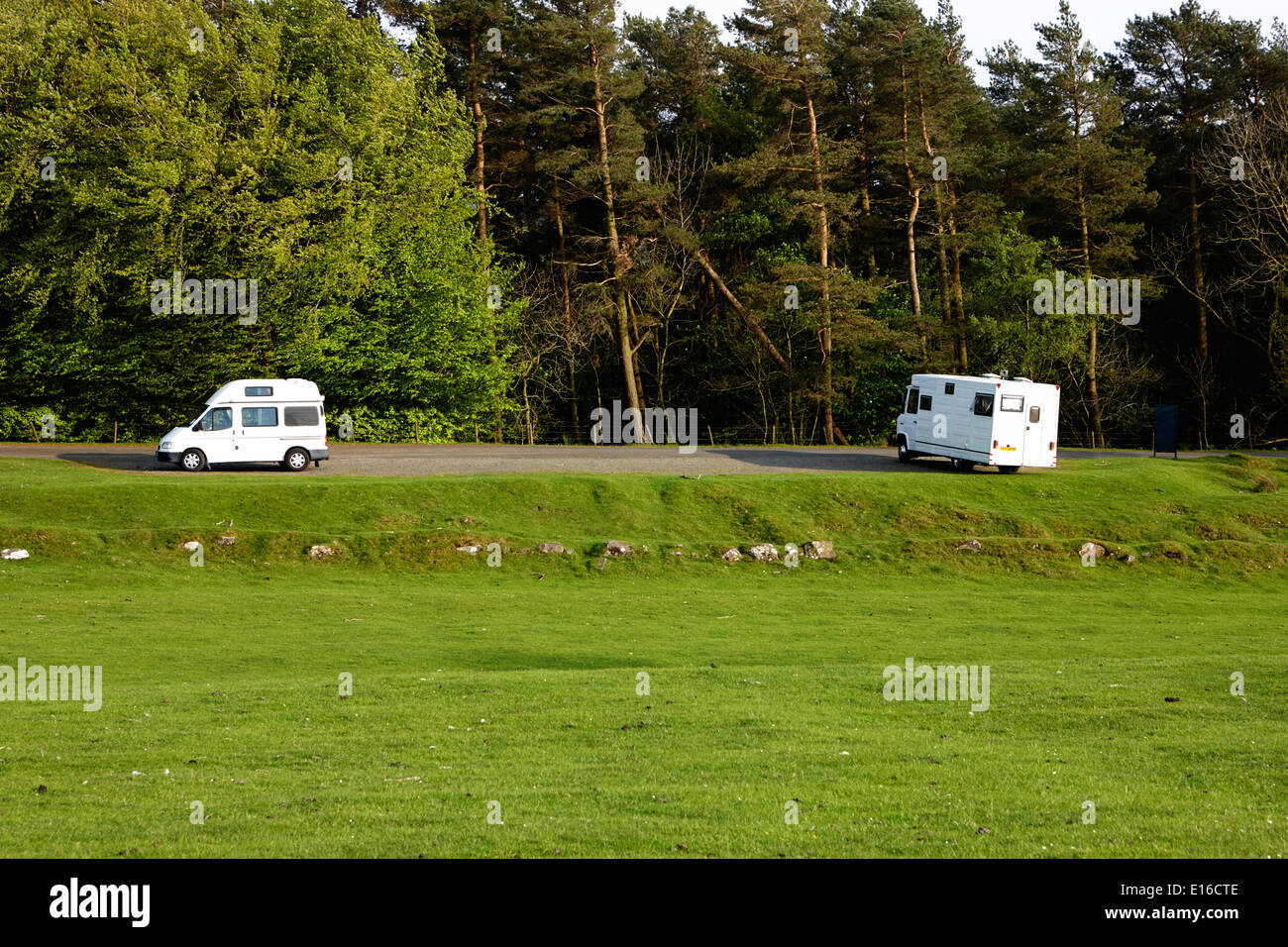 Vecchio camper parcheggiato fuori dai sentieri battuti in layby sulla strada rurale in Northumberland Regno Unito Foto Stock