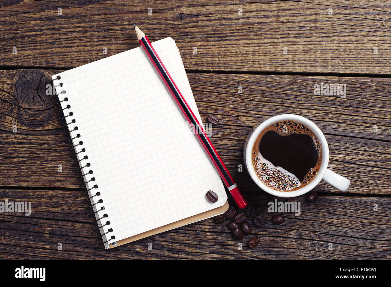 Tazza di caffè, matita e blocco note su sfondo di legno Foto Stock