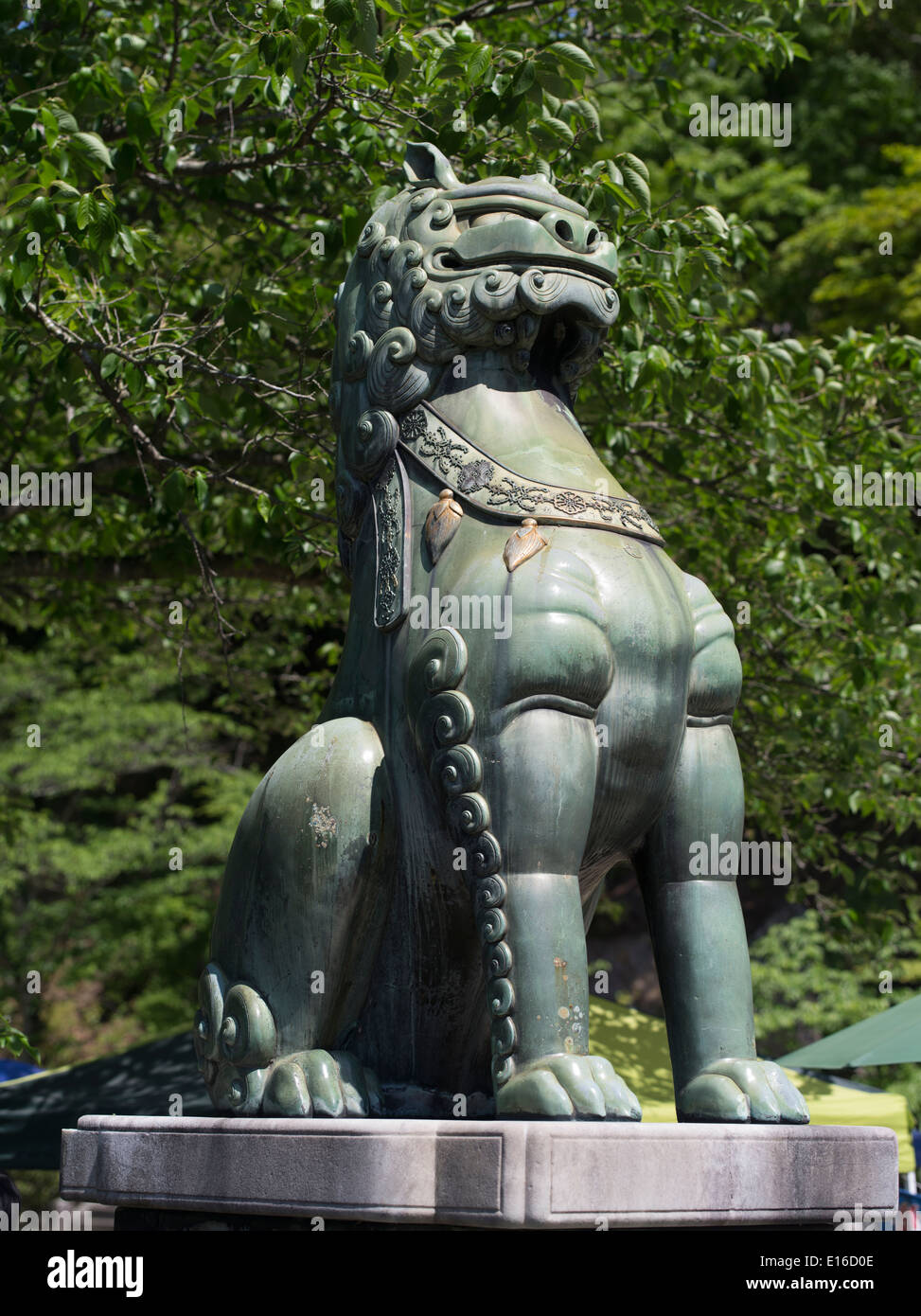 Komainu più alte in Giappone al Santuario Touzan in memoria del coreano nato potter Ri Sampei. Arita, Prefettura di Saga del Giappone. Foto Stock Komainu più alte in Giappone al Santuario Touzan in memoria del coreano nato potter Ri Sampei. Arita, Prefettura di Saga del Giappone. Foto Stock