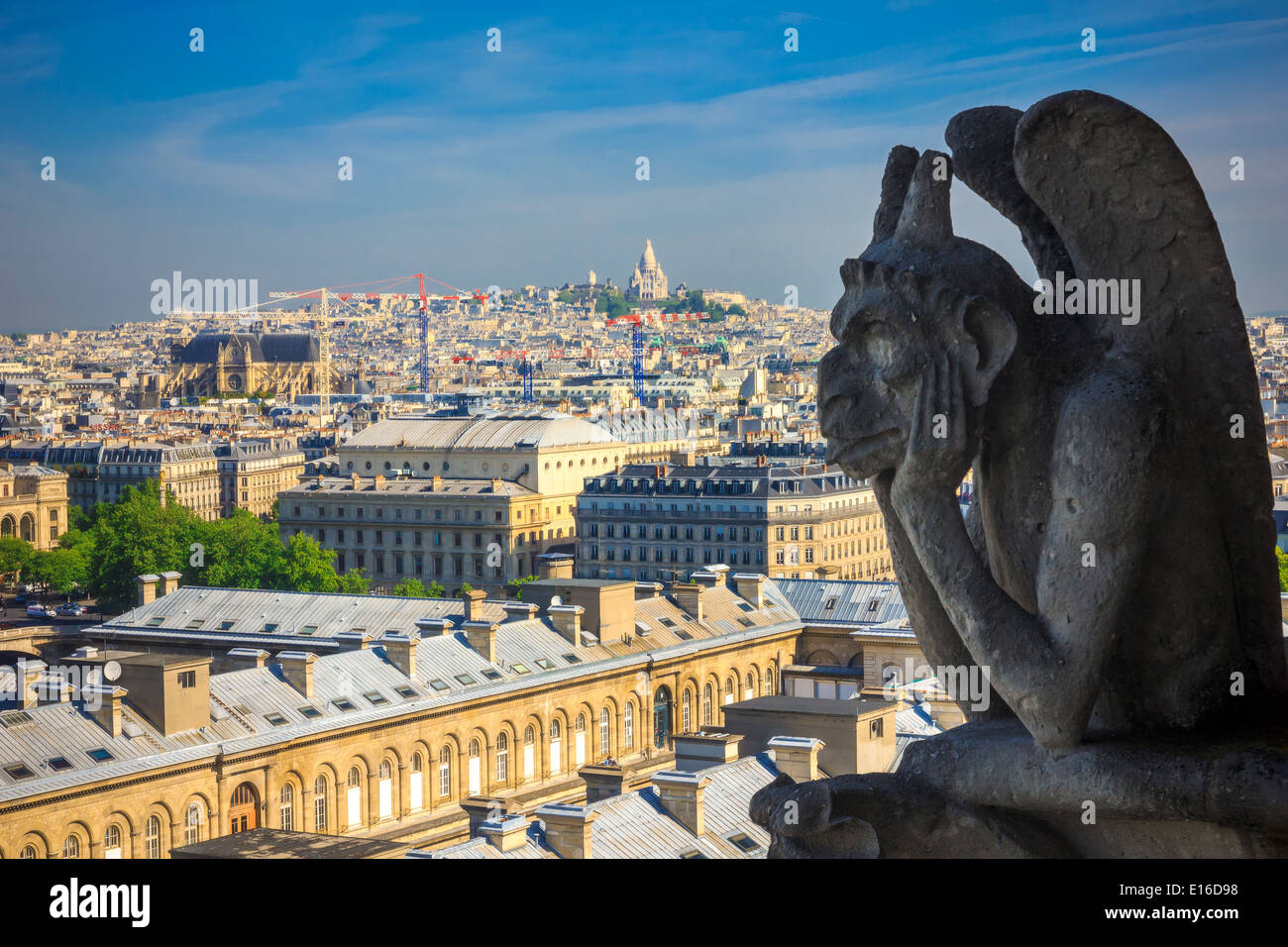 La Stryge (la più famosa del Chimeres) guardando verso la Basilica del Sacro Cuore di Gesù presso la cattedrale di Notre Dame a Parigi Foto Stock