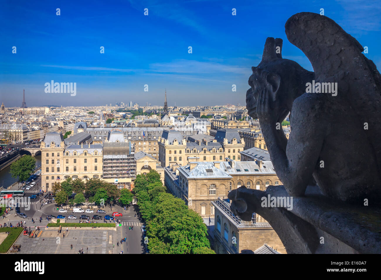 La Stryge (la più famosa del Chimeres) guardando verso la Basilica del Sacro Cuore di Gesù presso la cattedrale di Notre Dame a Parigi Foto Stock