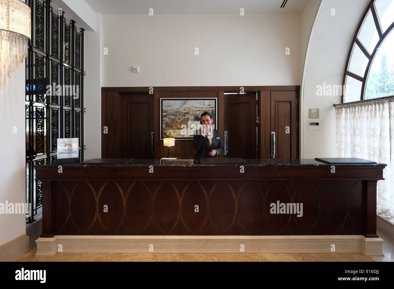 Receptionist al lavoro alla reception del Waldorf Astoria Jerusalem Hotel  nel centro di Gerusalemme Israele Foto stock - Alamy