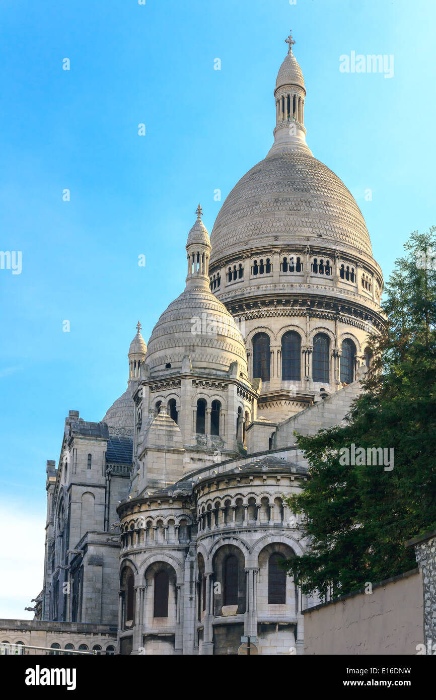 Vista la Basilique du Sacré-Coeur (Basilica del Sacro Cuore di Gesù) presso la Butte Montmartre di Parigi di sera Foto Stock