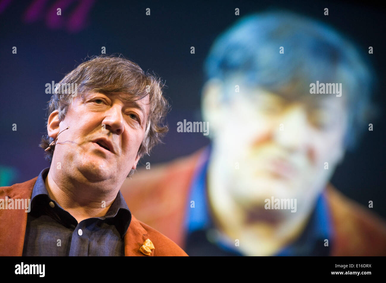 Stephen Fry parlando sul palco a Hay Festivel 2014 ©Jeff Morgan Foto Stock