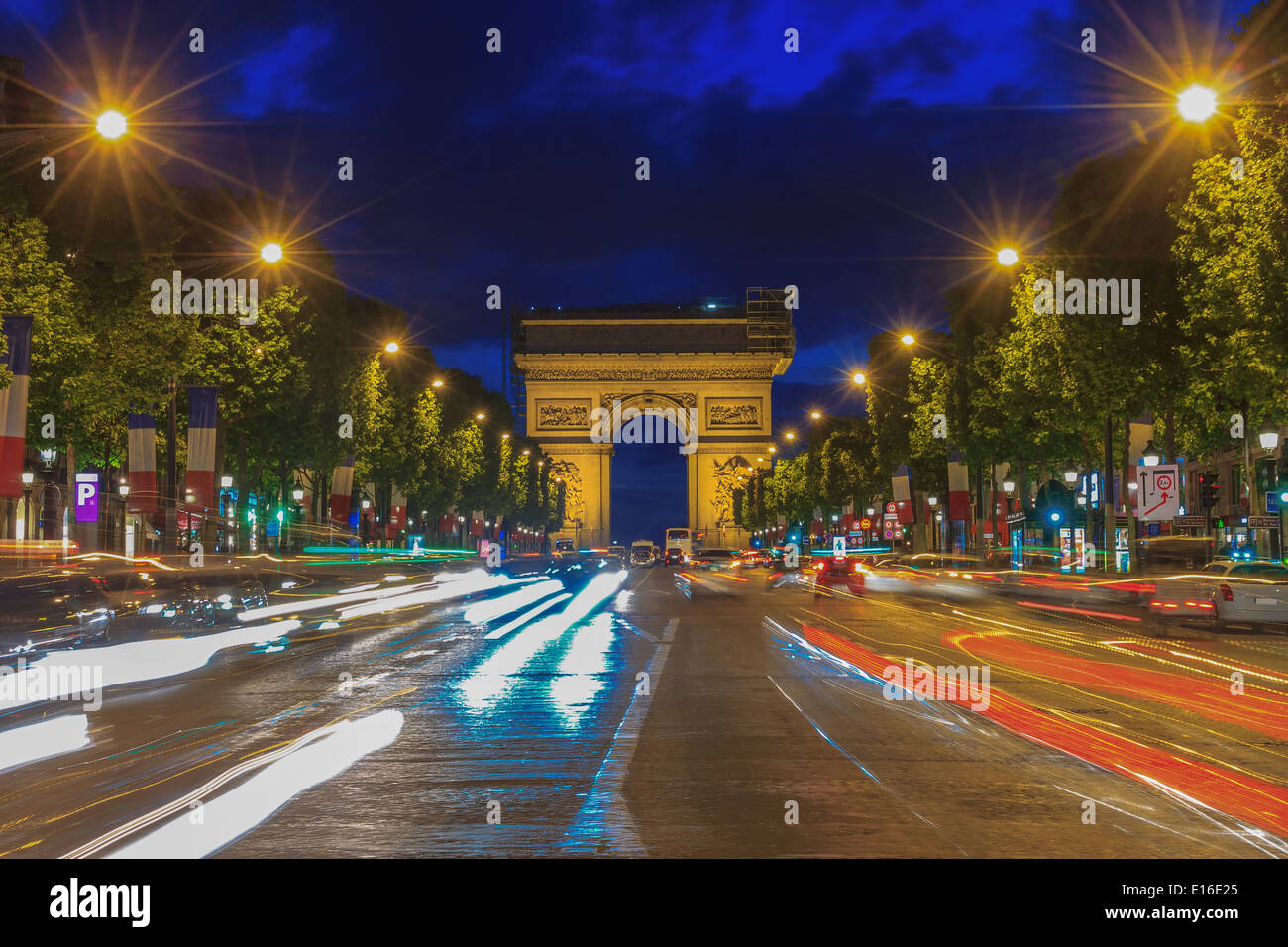 Arc de Triomphe Paris (Arco di Trionfo e Champs Elysees) al tramonto Foto Stock