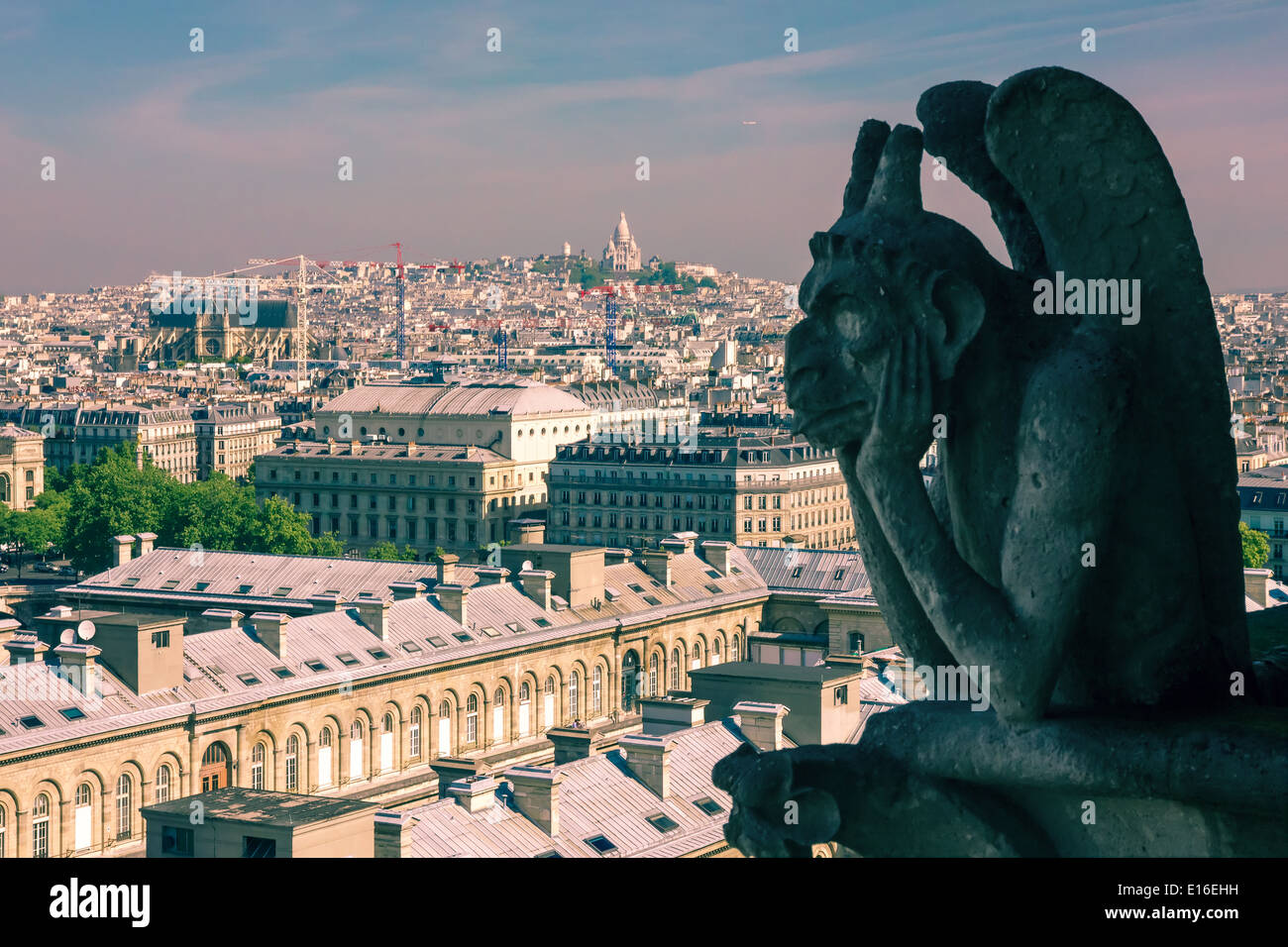 La Stryge (la più famosa del Chimeres) guardando verso la Basilica del Sacro Cuore di Gesù presso la cattedrale di Notre Dame a Parigi Foto Stock