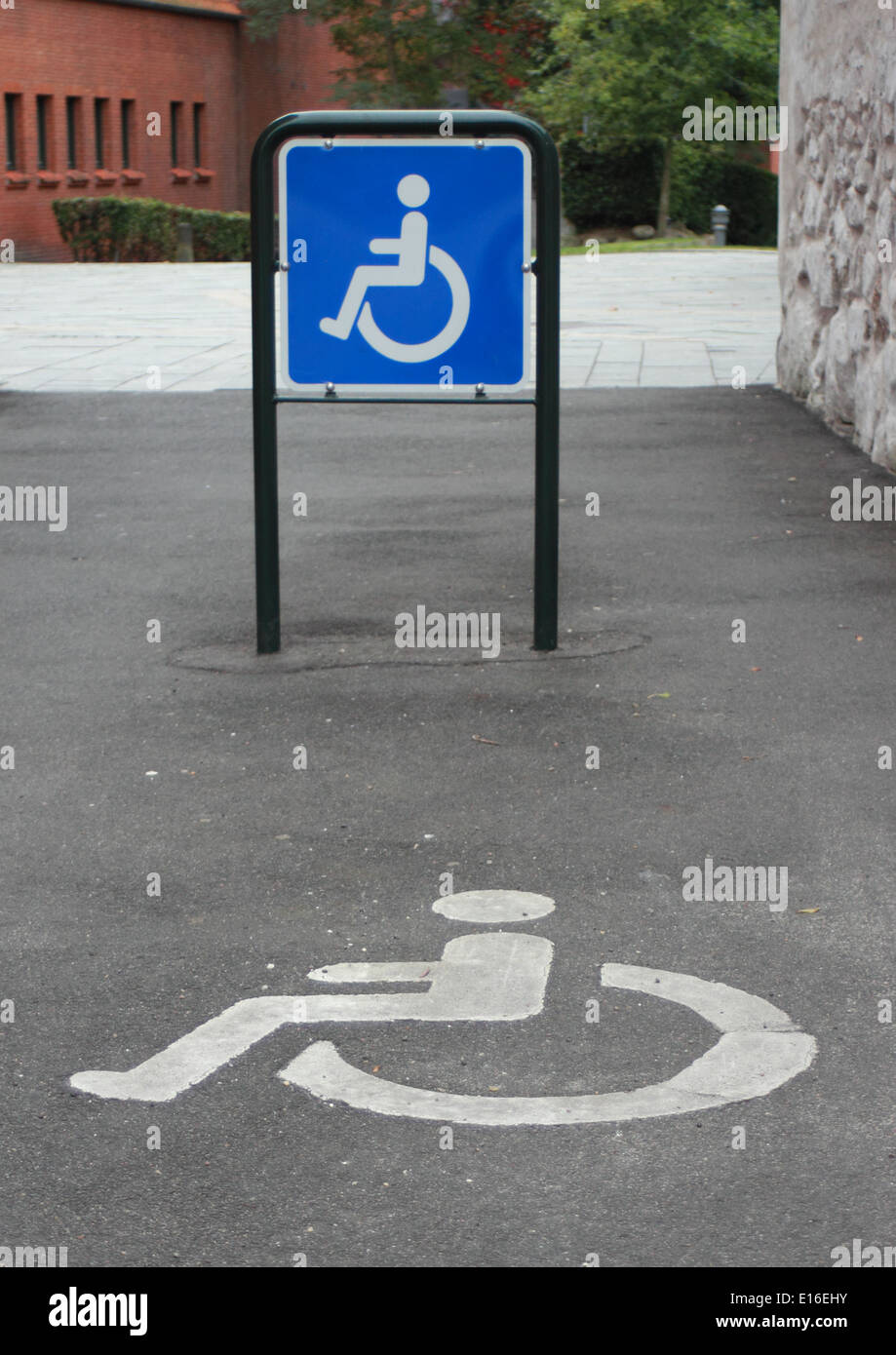 Due segni per un handicap area di parcheggio Foto Stock
