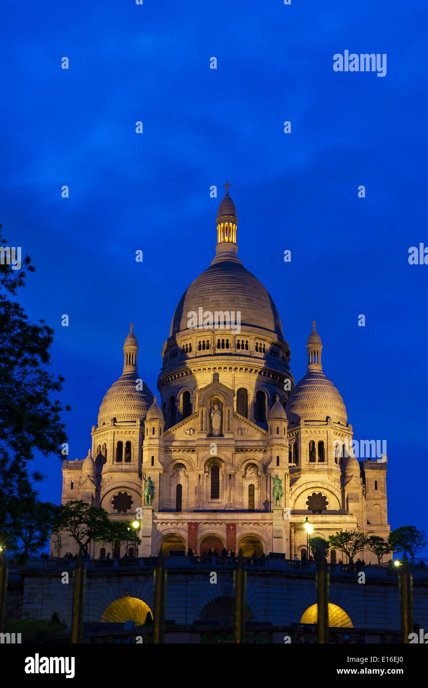 Vista la Basilique du Sacré-Coeur (Basilica del Sacro Cuore di Gesù) presso la Butte Montmartre di Parigi di notte Foto Stock