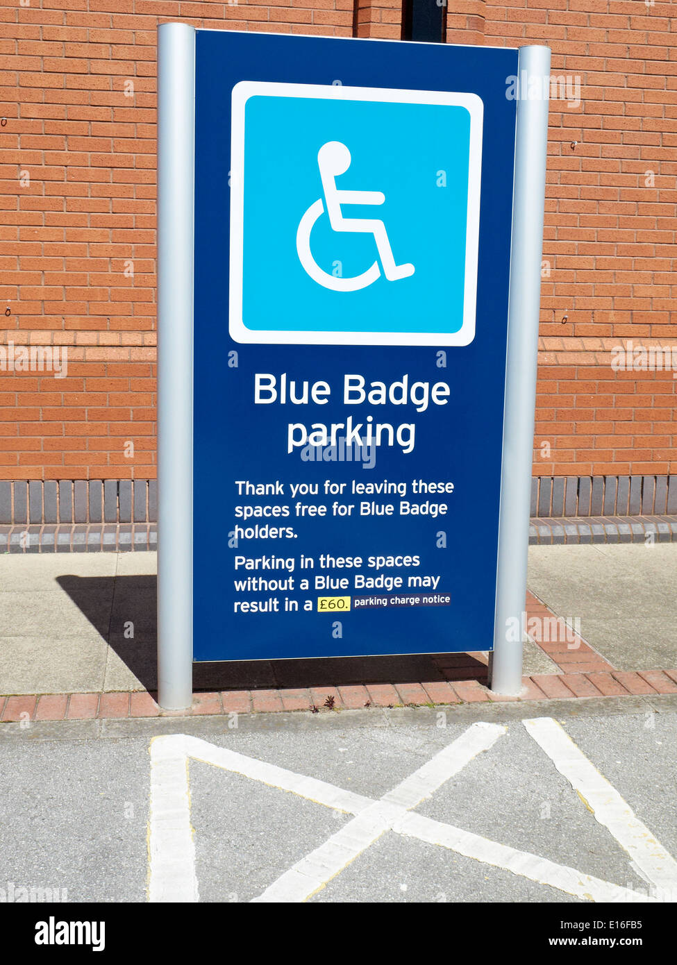 Riservati blue badge spazio parcheggio segno REGNO UNITO Foto Stock