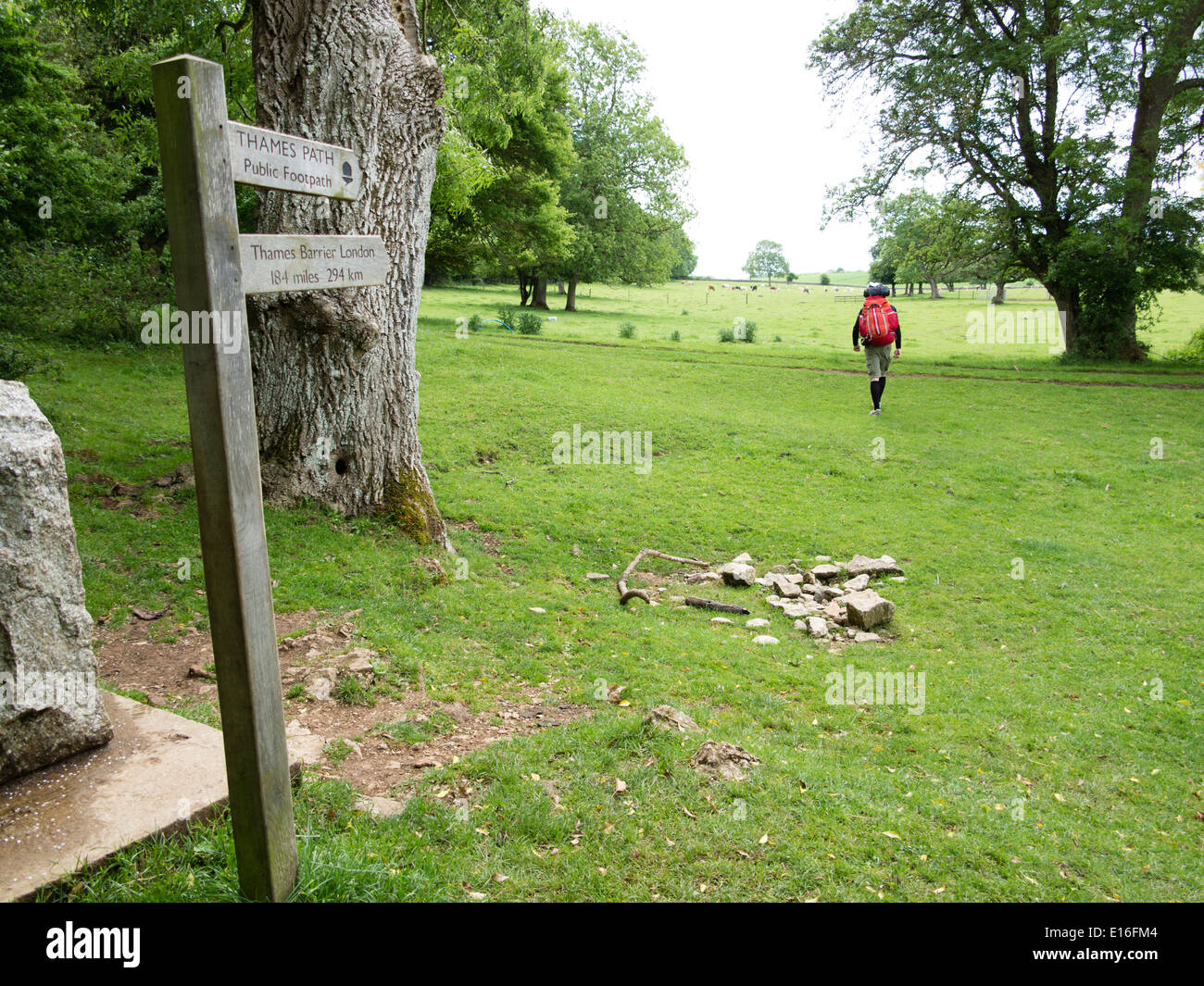 Un cartello presso la sorgente del fiume Tamigi in Kemble, nel Gloucestershire. La pila di rocce è considerato la fonte del Tamigi. Foto Stock