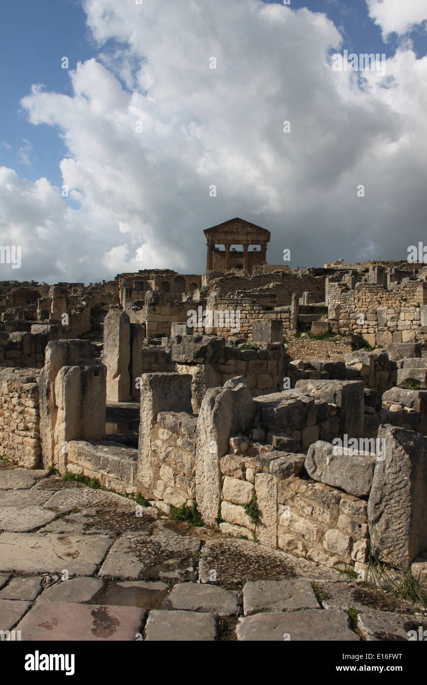 Vista delle strade romane di Dougga con il Campidoglio in background Foto Stock