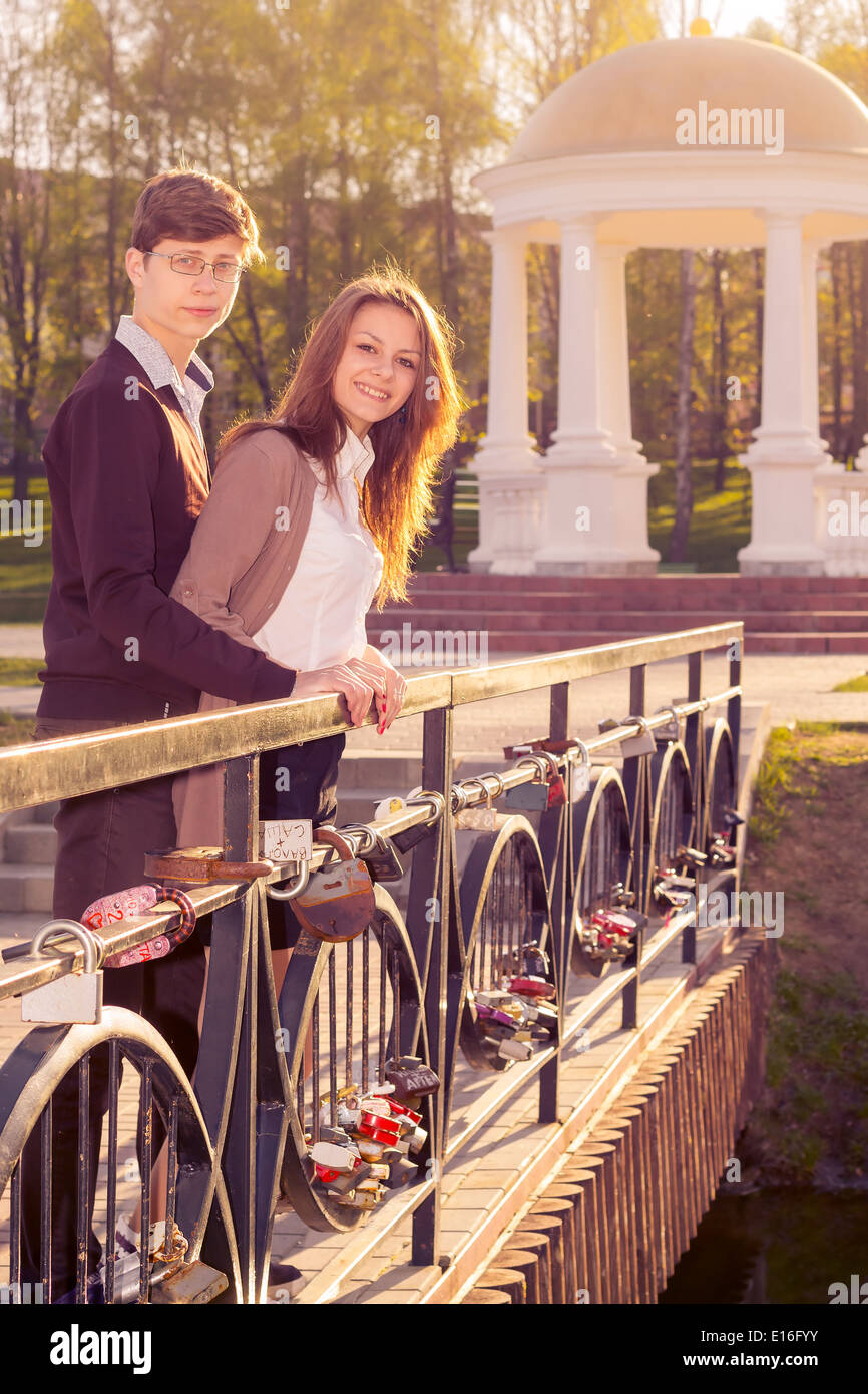 Moda giovane elegante giovane in amore in posa sul ponte amanti. Tanga ragazza carina con uomo bello avere divertimento outdoor Foto Stock