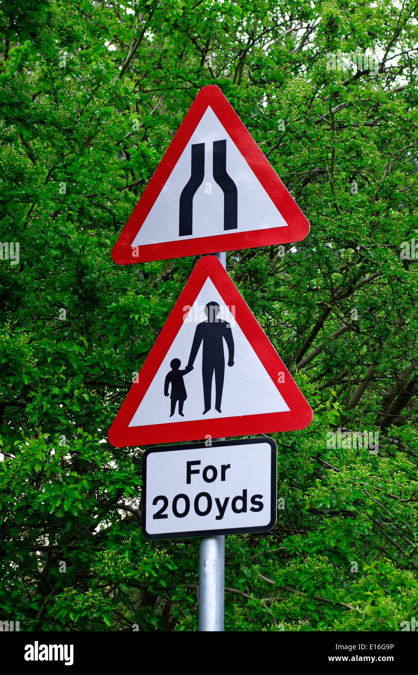 Avvertenza la segnaletica stradale per un restringimento Road e nessun sentiero per pedoni, REGNO UNITO Foto Stock