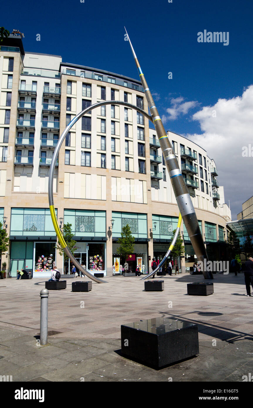 "Alleanza" scultura di Jean-Bernard Metais, al di fuori della Biblioteca Centrale sul luogo Hayes, Cardiff, Galles. Foto Stock