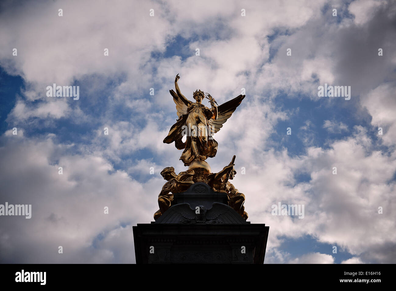 Londra, Regno Unito. Xviii Apr, 2014. Il memoriale della Victoria al di fuori del Palazzo di Buckingham © Giannis Papanikos/NurPhoto/ZUMAPRESS.com/Alamy Live News Foto Stock