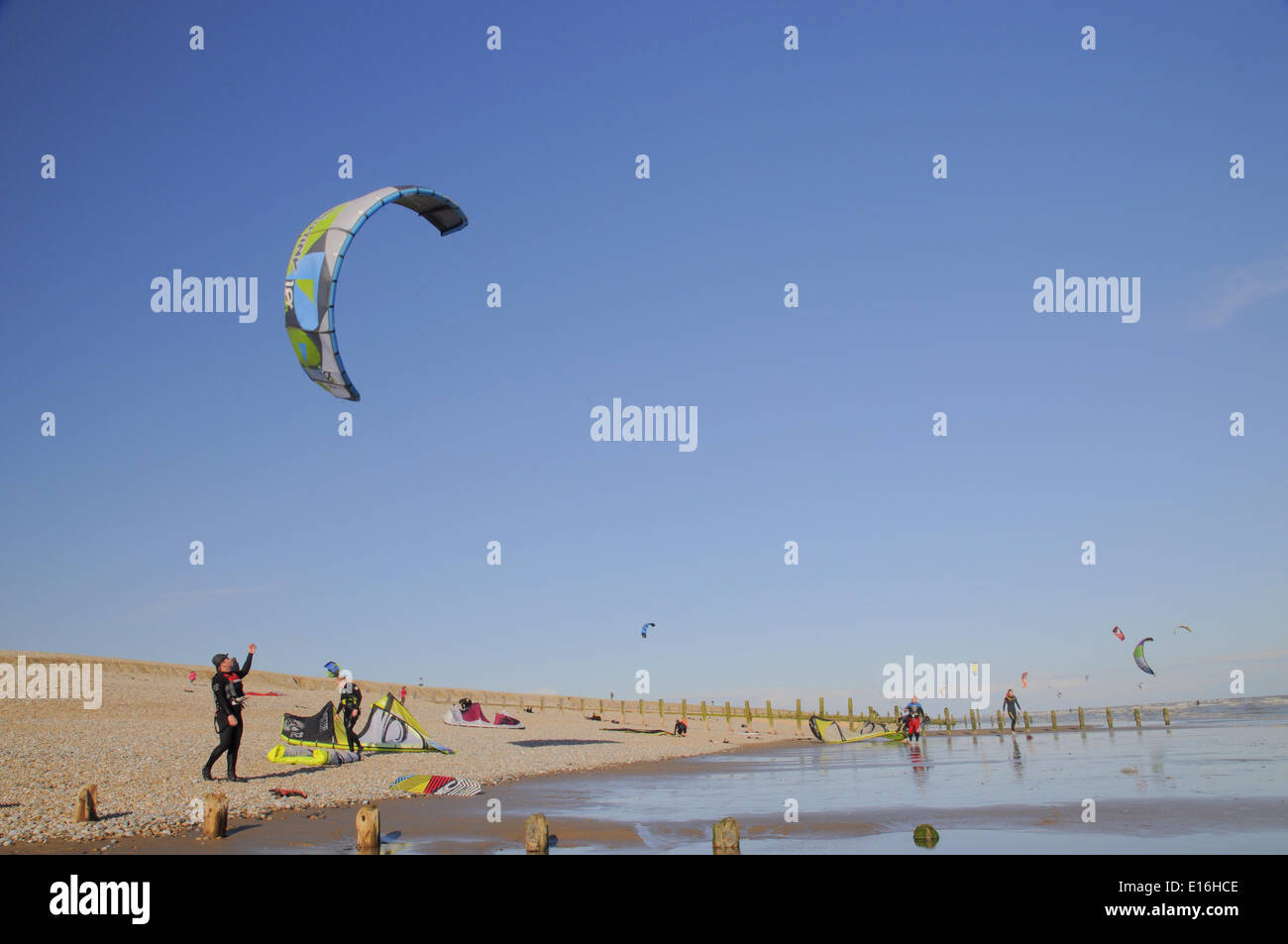 Camber Sands, East Sussex, Regno Unito.24 Maggio 2014.Un luminoso molto ariosi pomeriggio sulla costa sud rende perfetto per il kite surf condizioni. .David Burr/Alamy Live News Foto Stock