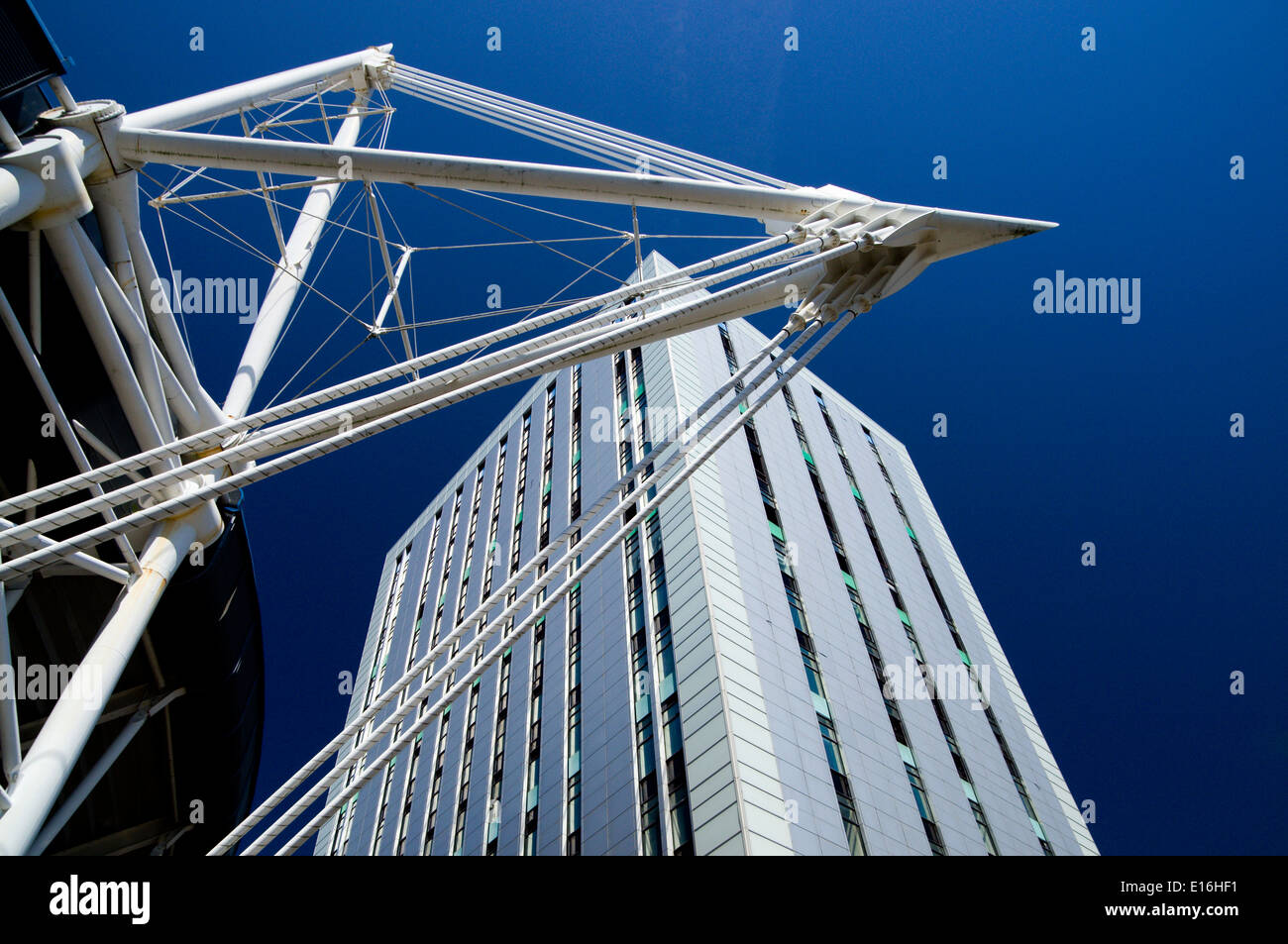 Edificio di BT e parte del Millennium Stadium di Cardiff, Galles, UK. Foto Stock