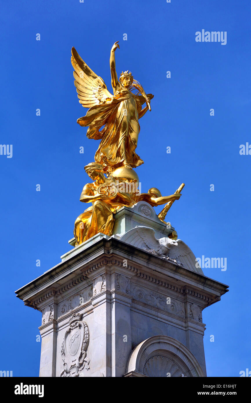 Statua di Queen Victoria Memorial di fronte a Buckingham Palace a Londra, Inghilterra Foto Stock