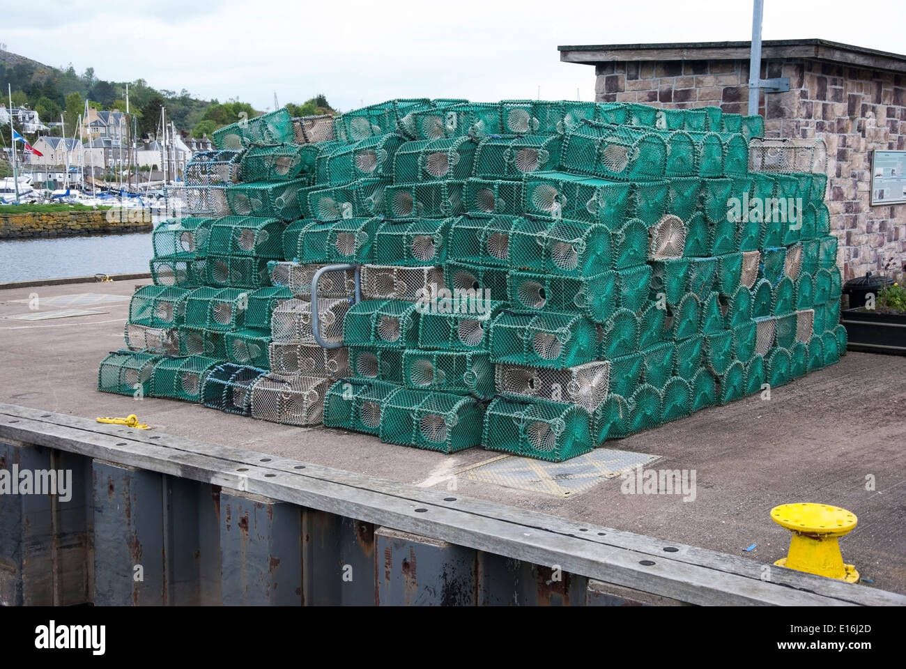 Impilati verde e bianco Lobster Pot Tarbert Harbour Argyll Foto Stock