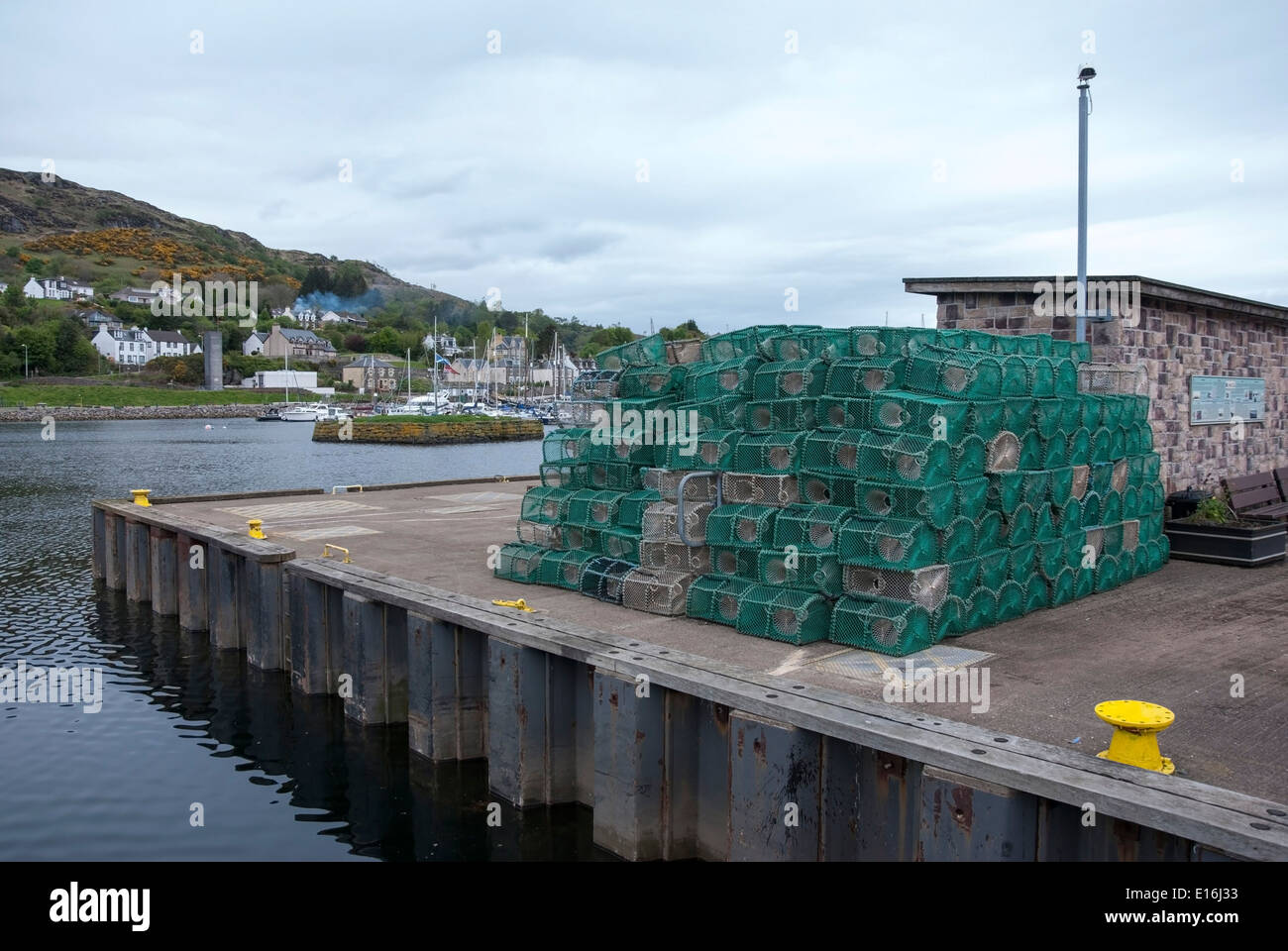 Impilati verde e bianco Lobster Pot Tarbert Harbour Argyll Foto Stock