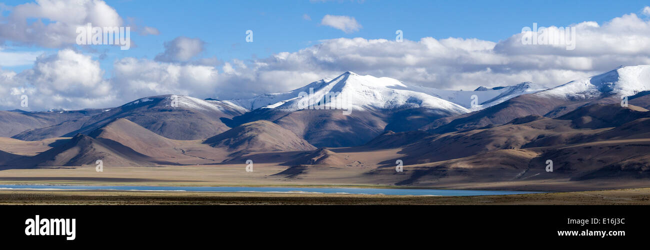 Tso Kar lago di montagna panorama di montagne e il cielo blu riflessi nel lago (Ladakh, India) Foto Stock