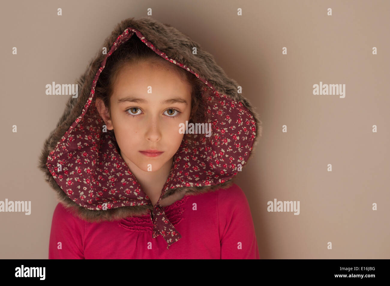 Ritratto di ragazza (10-12) che indossa la cappa di pelliccia, Milano, Italia Foto Stock