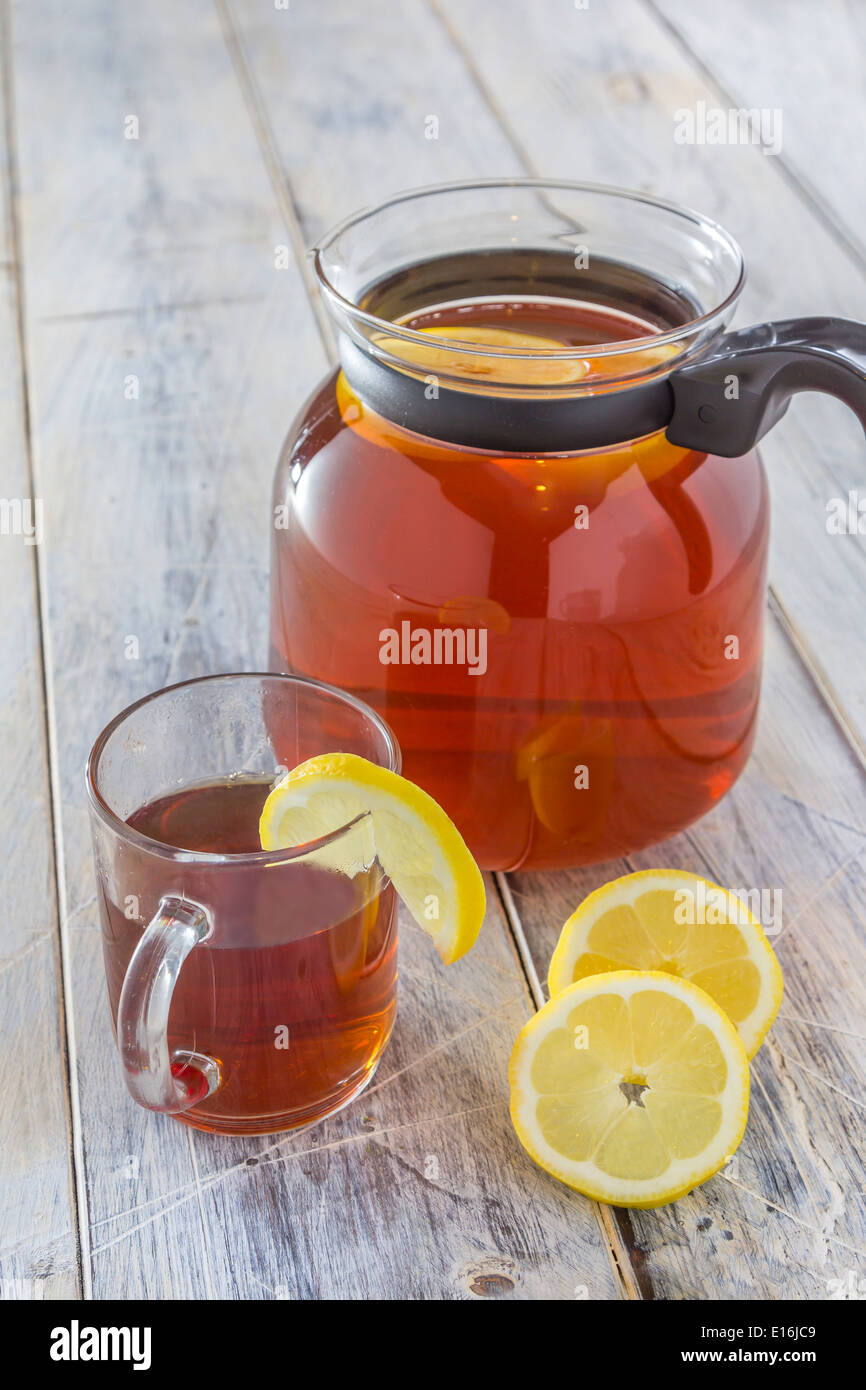 Può di nuovo di infuso di tè freddo al limone su un tavolo bianco Foto Stock