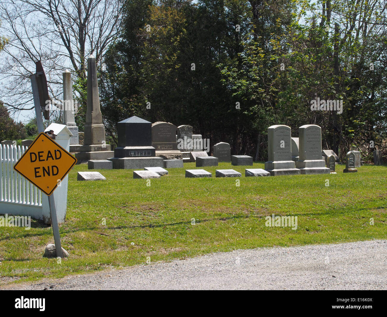 Ben posizionato 'Dead fine' strada segno giustapposti con cimitero, Orient, NY, STATI UNITI D'AMERICA, 12 maggio 2014, © Katharine Andriotis Foto Stock
