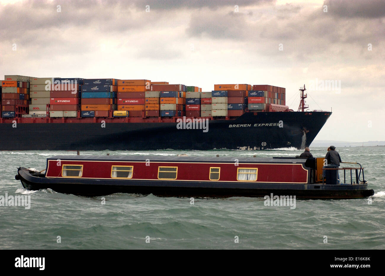 AJAXNETPHOTO. 2009. SOUTHAMPTON, INGHILTERRA. - Canal boat in transito nel Solent nanizzato dalla nave container Hapag Lloyd Bremen Express. Foto: Jonathan Eastland Rif: 91609 2989 Foto Stock