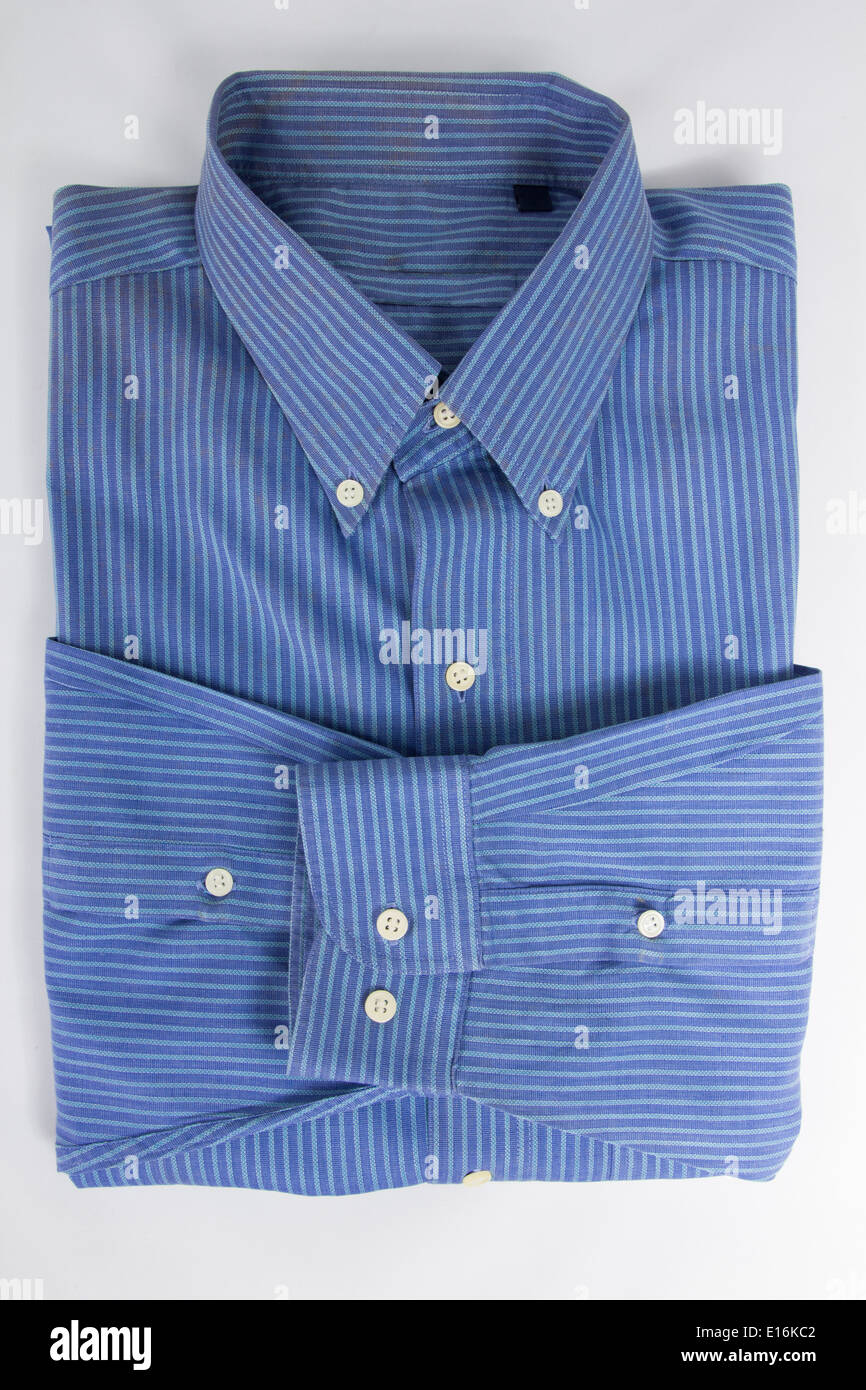 Maglietta. Uomini Dress shirt su sfondo bianco Foto Stock