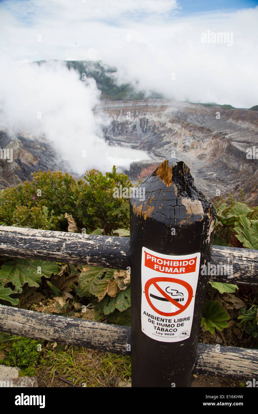 Ironico vietato fumare segno accanto ai fumatori di sfiato vulcanica del Vulcano Poas in Costa Rica centrale Foto Stock