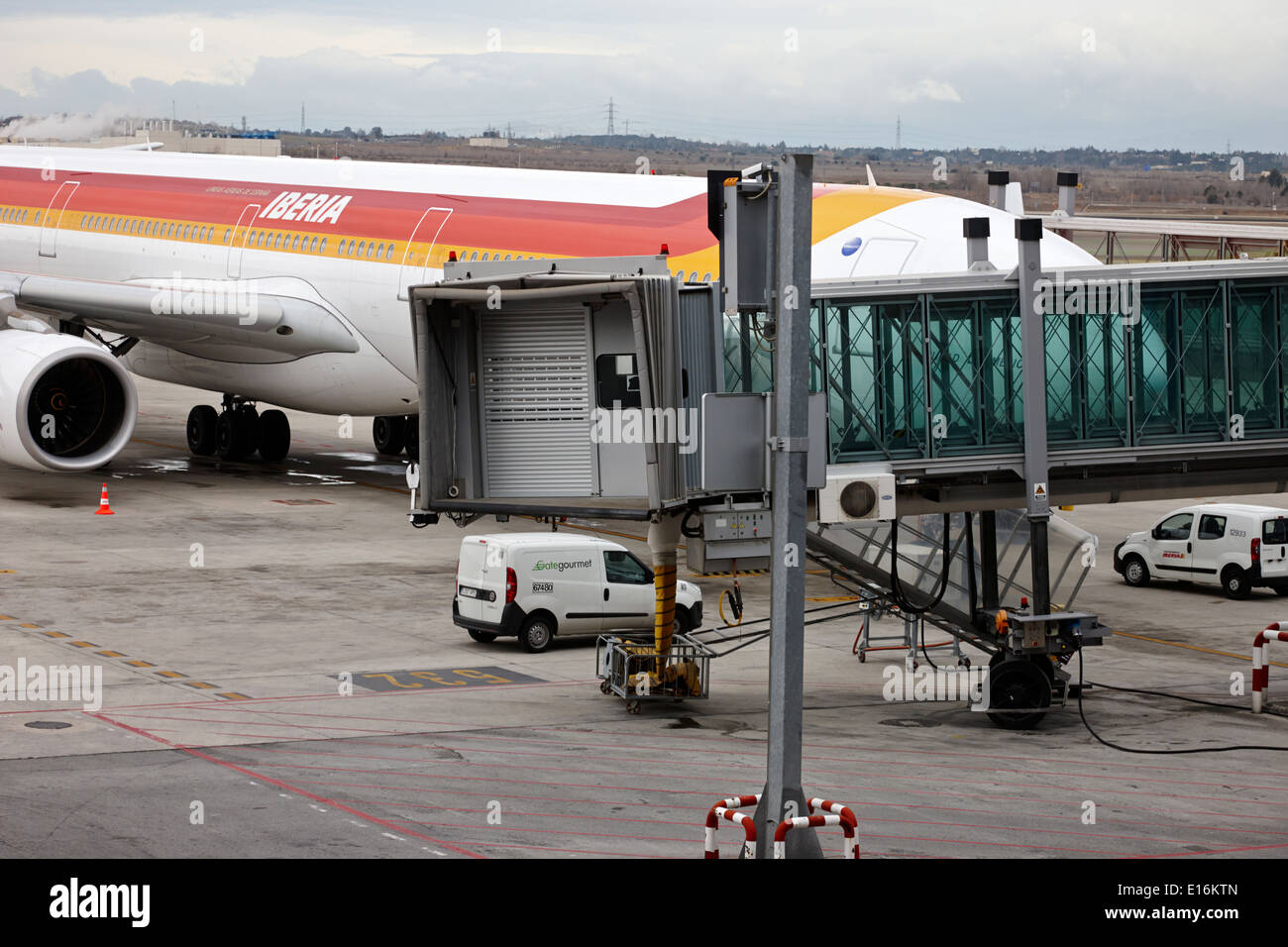 Iberia aeromobile sul terminale di supporto 4 dall'aeroporto Barajas di Madrid Spagna Foto Stock