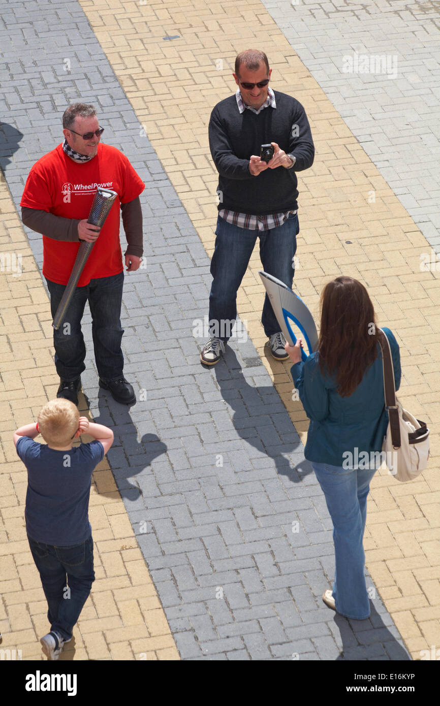 I visitatori hanno la loro foto scattata tenendo la torcia paralimpici presso la prima mai le ruote di Bournemouth Festival in maggio. Credito: Carolyn Jenkins/Alamy Live News Foto Stock