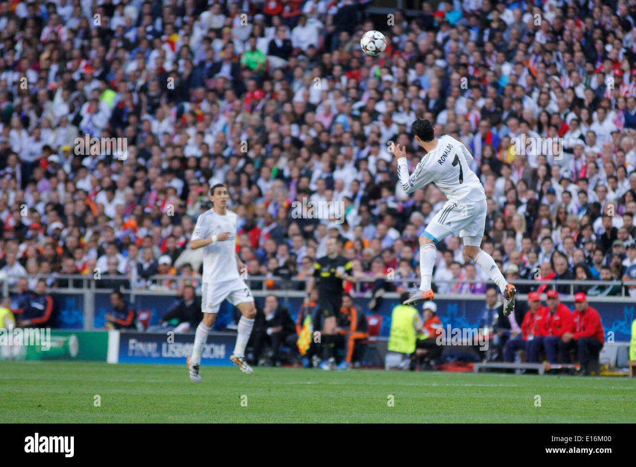Real Madrid avanti Cristiano Ronaldo (7), le teste la sfera durante la finale di UEFA Champions League: Real Madrid x Atlético de Madrid a Luz Stadium a Lisbona, Portogallo, Sabato 24 Maggio, 2014. Foto Stock