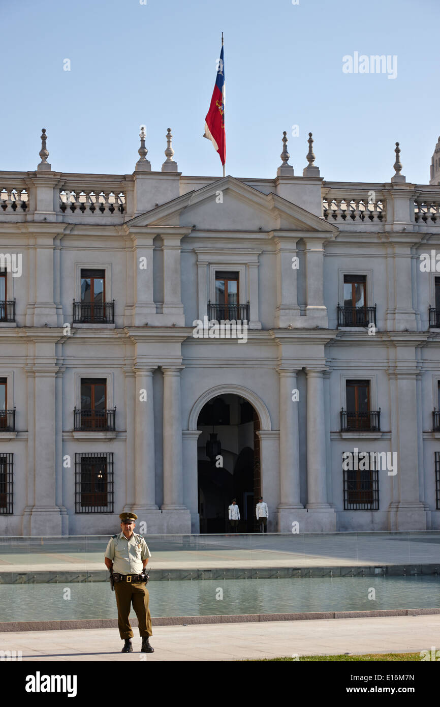 La polizia e le guardie al di fuori del Palacio de la Moneda palace Santiago del Cile Foto Stock