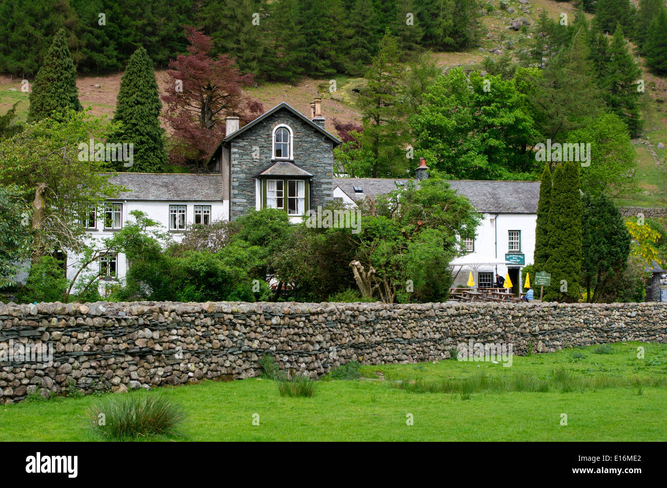 Il vecchio Dungeon Ghyll Hotel, grande Langdale, Ambleside, Parco Nazionale del Distretto dei Laghi, Cumbria, England, Regno Unito Foto Stock