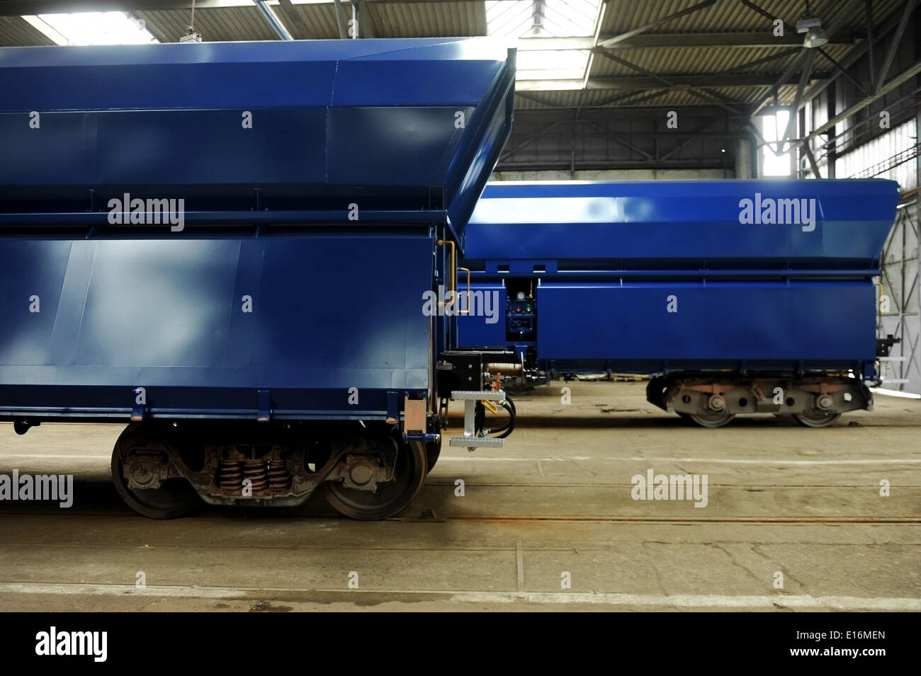L'industria dettaglio con un carro merci sulla fabbrica di linea di produzione Foto Stock
