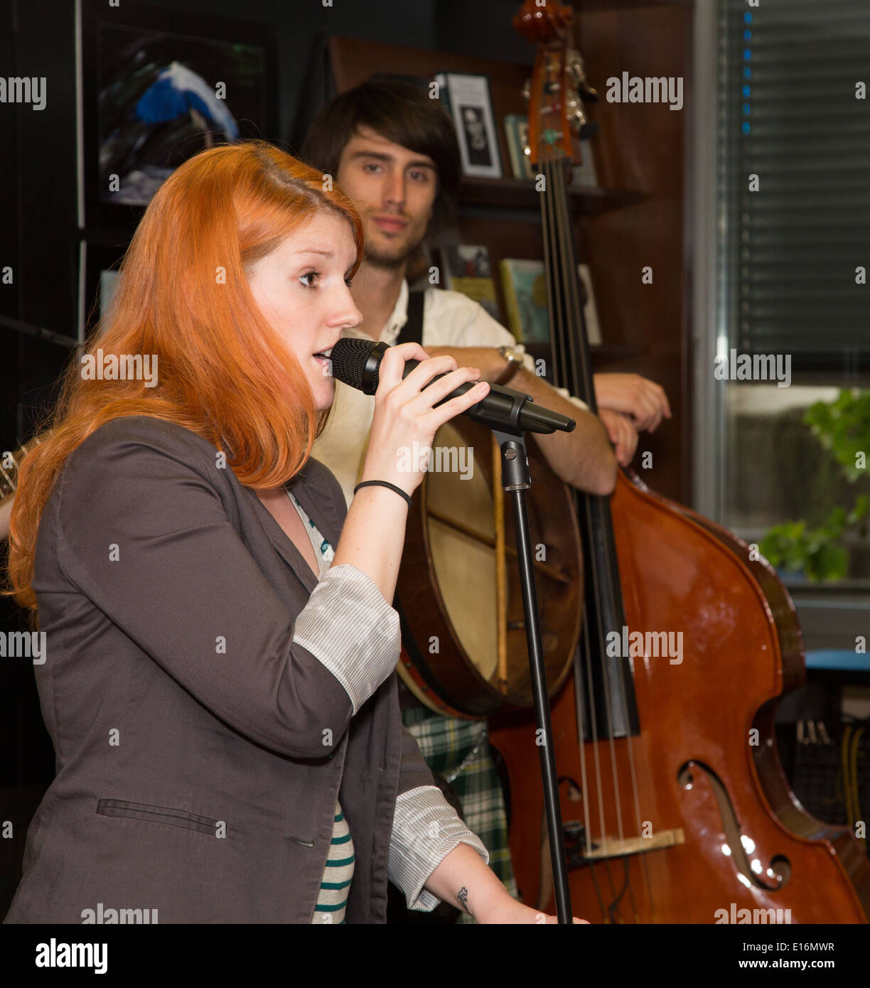 Il BOG cantori, uno sloveno band irlandese di eseguire la musica tradizionale irlandese alla settimana Irlandese a Ljubljana, Slovenia. Foto Stock