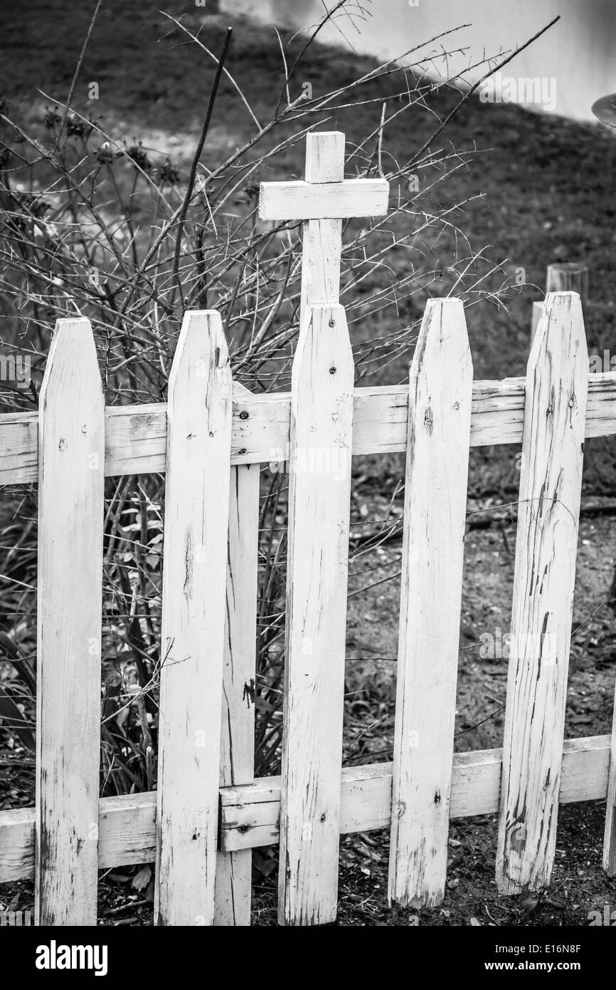 Bianco in legno Picket Fence con cross circonda la Nostra Signora Stella del mare chiesa cattolica, circa 1840, nella Basilica di Santa Maria, GA Foto Stock