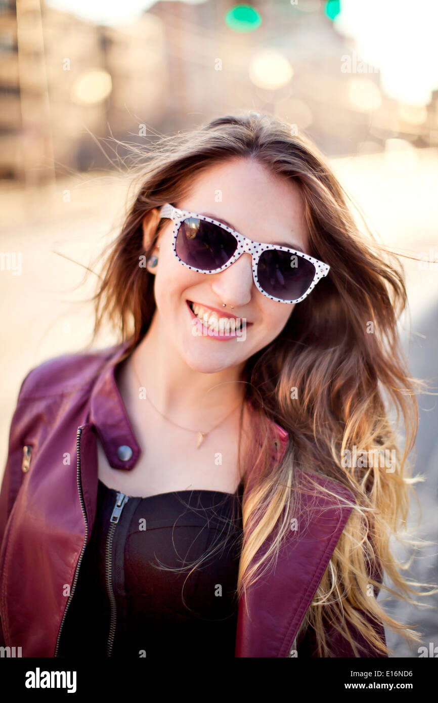 Ritratto di giovane donna adulta sorridente, Boston, Massachusetts, STATI UNITI D'AMERICA Foto Stock