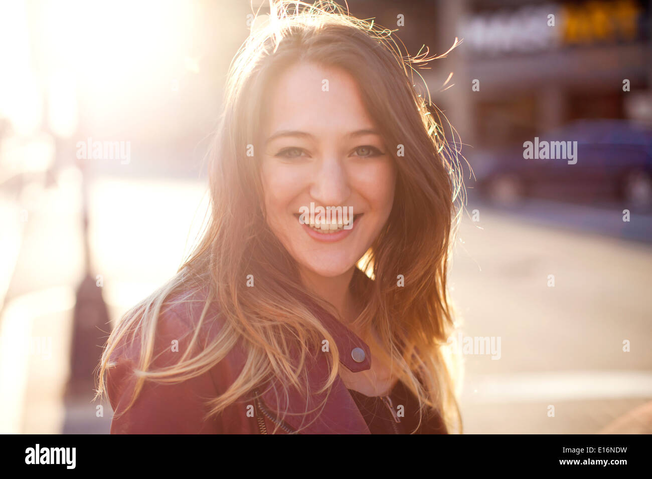 I giovani adulti donna sorridente, Boston, Massachusetts, STATI UNITI D'AMERICA Foto Stock