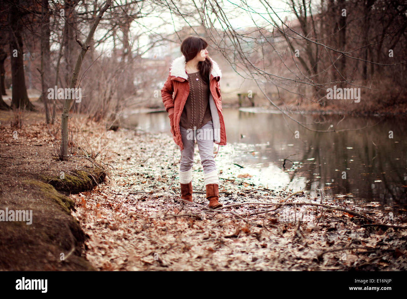 Giovane donna facendo una passeggiata nei pressi di stagno Massachusetts, STATI UNITI D'AMERICA Foto Stock