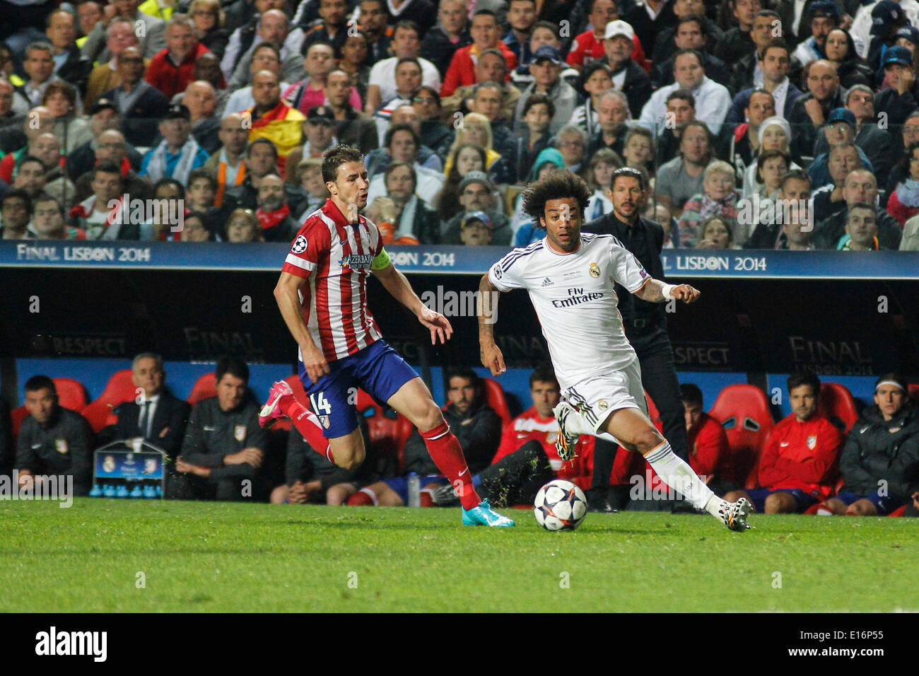 Atlético de Madrid centrocampista Gabi (14) il sistema VIES per la palla con il Real Madrid defender Marcelo (12) durante la finale di UEFA Champions League: Real Madrid x Atlético de Madrid a Luz Stadium a Lisbona, Portogallo, Sabato 24 Maggio, 2014. Foto Stock