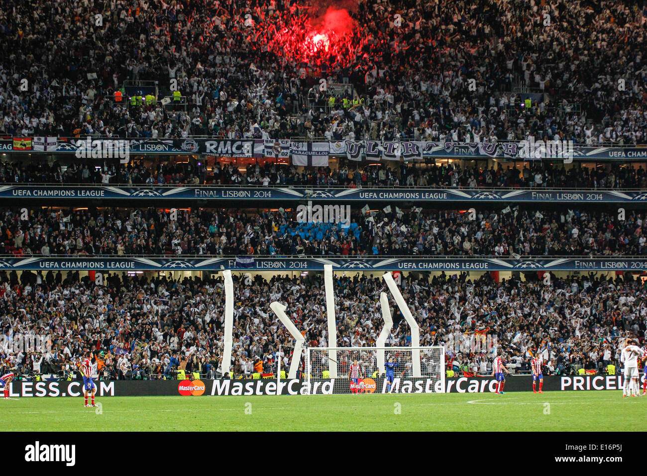 Real Madrid tifosi celebra un obiettivo del Real Madrid durante la finale di UEFA Champions League: Real Madrid x Atlético de Madrid a Luz Stadium a Lisbona, Portogallo, Sabato 24 Maggio, 2014. /Jog/ reagisce dopo un goal /jog/ capi la sfera /jog/ in azione /jog/ i punteggi di penalità spot /ora/ team line up Foto Stock