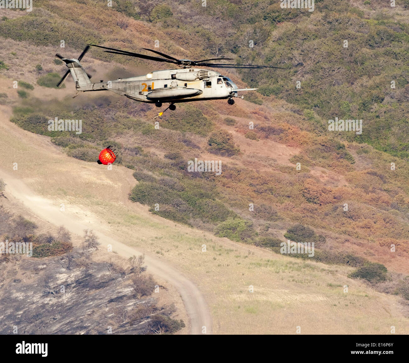 San Clemente, California, Stati Uniti d'America. 16 Maggio, 2014. Un US Marine Corps Sikorsky CH-53 Super Stallion combatte il Talega wild incendio con un secchio di acqua a Camp Pendleton Marine Corps base in California il Venerdì, 16 maggio 2014. © David Bro/ZUMAPRESS.com/Alamy Live News Foto Stock