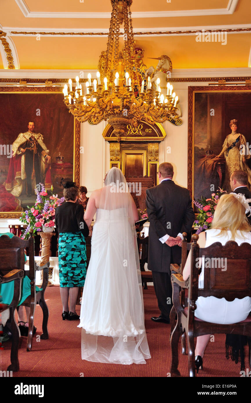 Paio di sposarsi in camera Ceromony, la Guildhall, High Street, Windsor, Berkshire, Inghilterra, Regno Unito Foto Stock