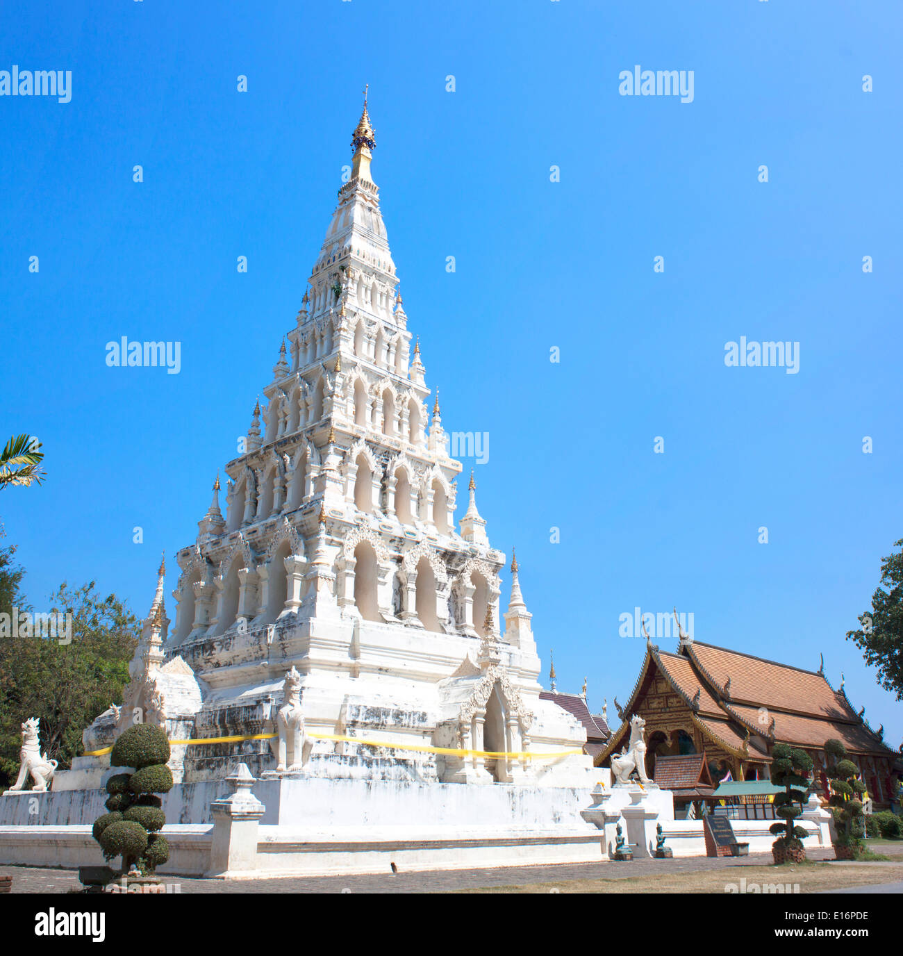 Triangolo bianco Pagoda in antico tempio buddista "Wat Chedi Liam' a Wiang Kum Kam, Chiangmai Thailandia. Foto Stock