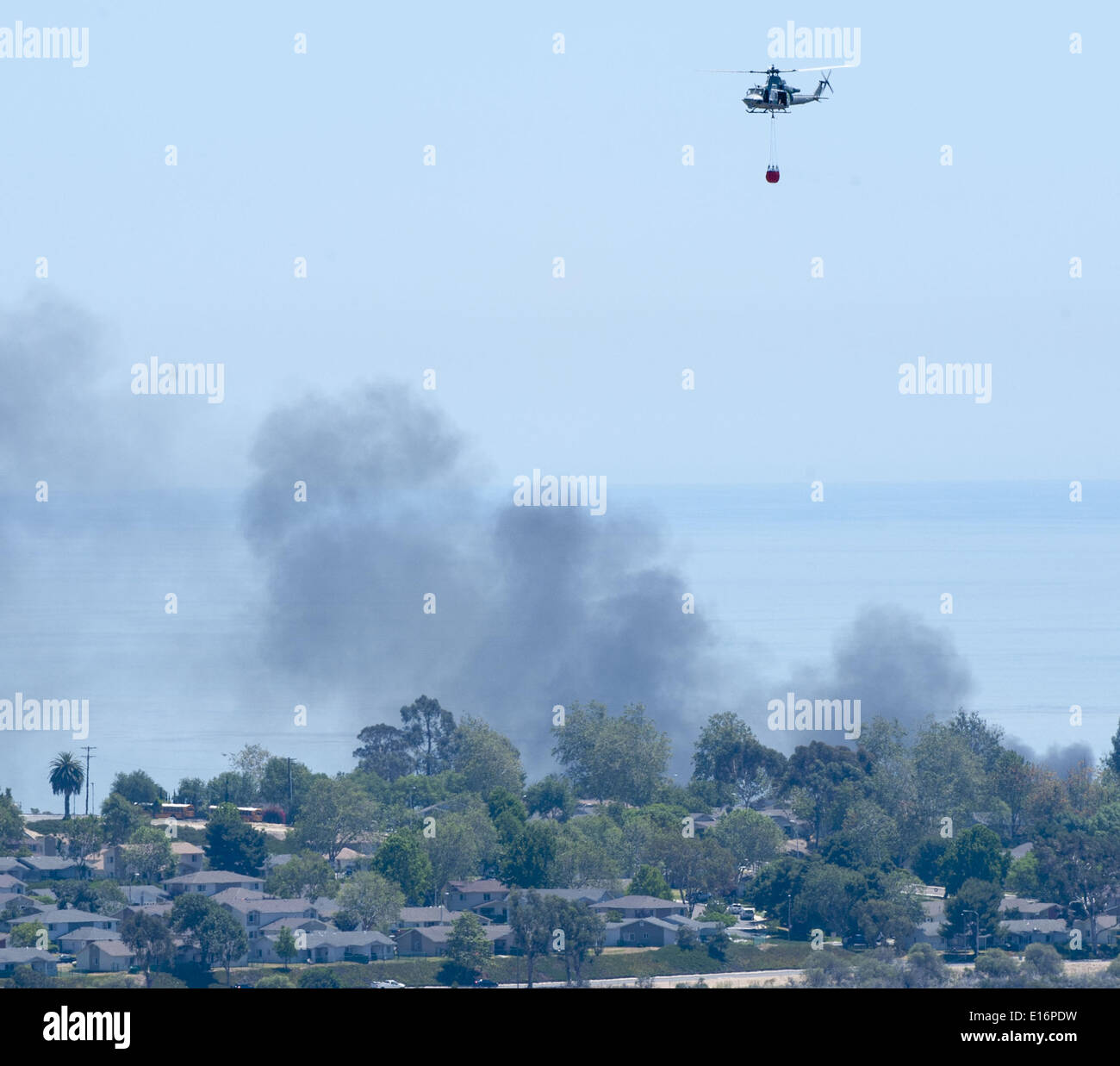 San Clemente, California, Stati Uniti d'America. 16 Maggio, 2014. Un US Marine Corps Bell UH-1 Super Huey combatte il Talega wild incendio con un secchio di acqua a Camp Pendleton Marine Corps base in California il Venerdì, 16 Maggio 2014.fumo può essere in aumento nella distanza su San Onofre alloggiamento arruolato a Camp Pendleton. © David Bro/ZUMAPRESS.com/Alamy Live News Foto Stock