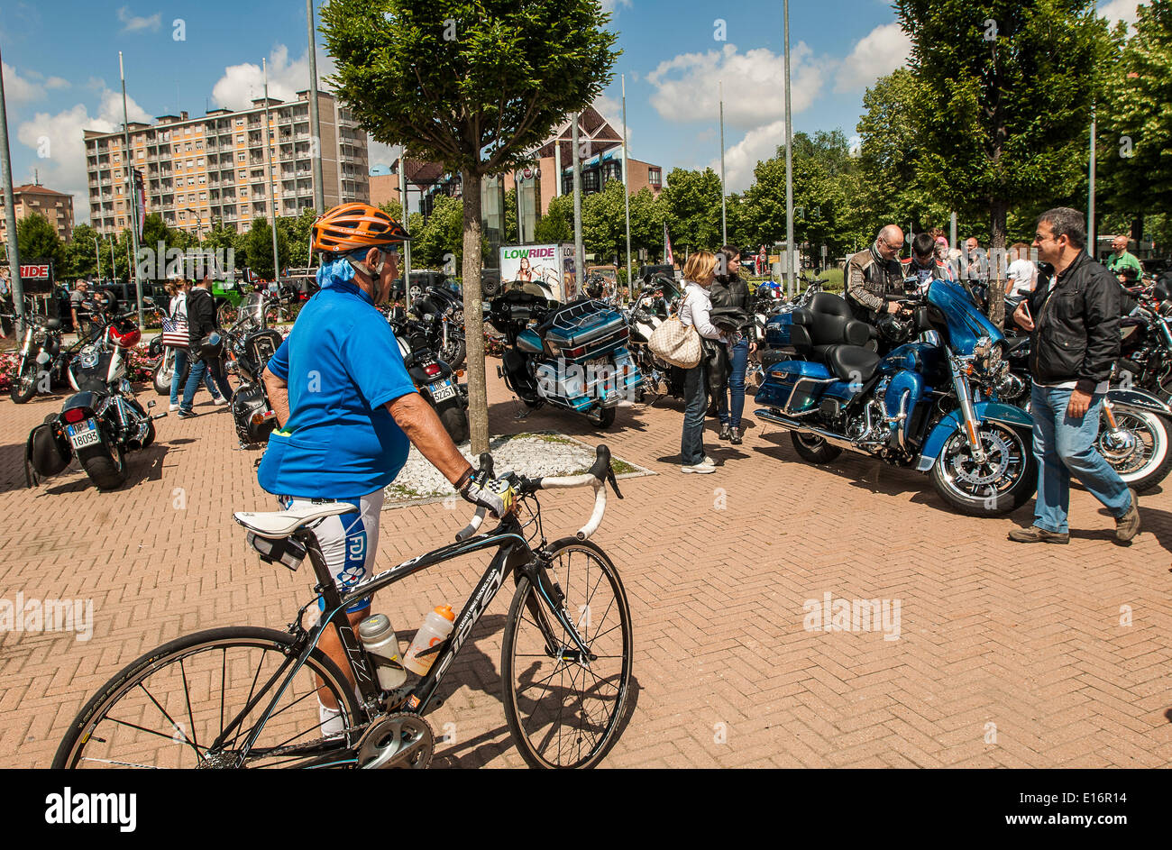 Torino, Italia. Xxiv Maggio, 2014. Italia Piemonte Torino Mirafiori Motor Village sabato 24 e domenica 25 maggio 2014, per la prima volta nella loro storia leggendaria Jeep ® e Harley-Davidson marchio, hanno collaborato in un grande evento con intenti benefici (in favore dell'IRCC, l'Istituto di Ricerca sul Cancro Candiolo ). Negli spazi del Mirafiori Motor Village sono due giorni di divertimento e pieno di molte iniziative: Credito: Davvero Facile Star/Alamy Live News Foto Stock