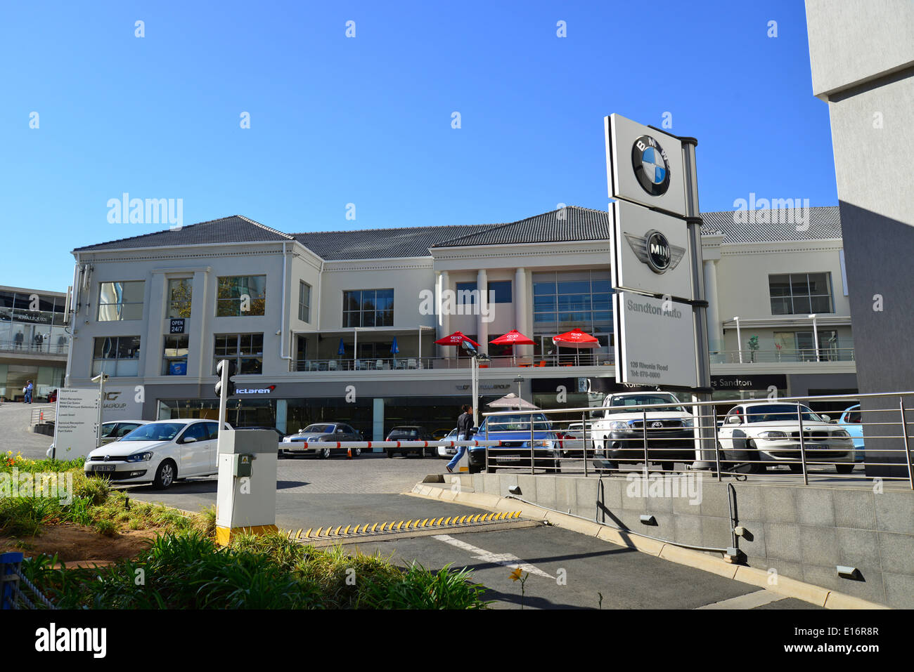 Concessionario di automobili Sandton, Rivonia Road, CBD, Sandton, Johannesburg, Provincia di Gauteng, Repubblica sudafricana Foto Stock